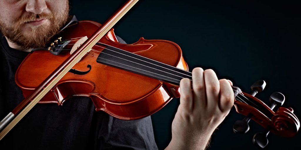 Βίντεο: Κοριτσάκι στην Μόσχα παίζει μαζί με έναν μουσικό ένα καταπληκτικό κομμάτι