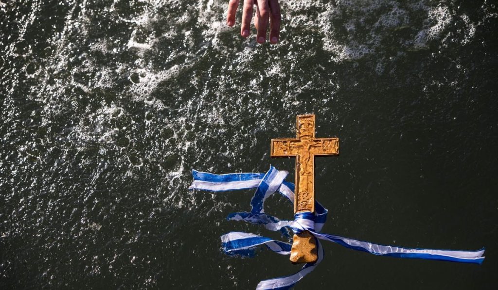 Θεοφάνια: Για ποιον λόγο ρίχνουμε τον Σταυρό στη θάλασσα – Τι συμβολίζει