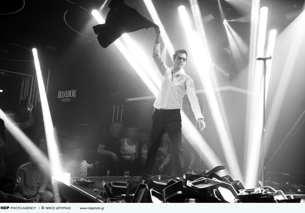 Βίντεο: Απρόοπτο πάνω στη σκηνή για τον Νίνο – Του «έφυγε» από τα χέρια το μικρόφωνο ενώ τραγουδούσε