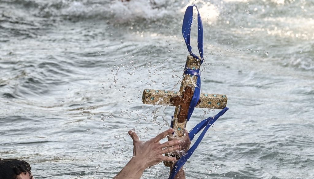 Κύπρος: 45χρονος έπιασε τον Τίμιο Σταυρό, τον έβαλε στην τσέπη του και… έφυγε! – Ανέφερε ότι ήταν… βιαστικός!