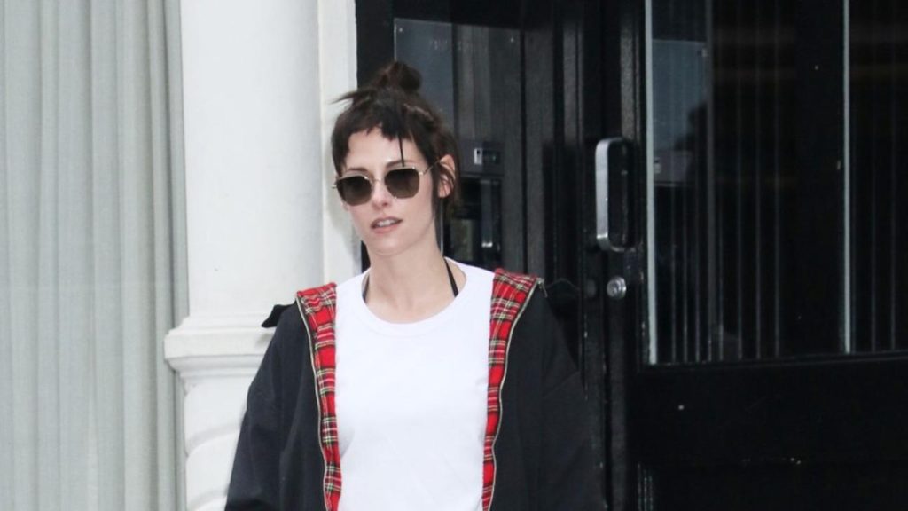 «Μαγνήτισε» τα βλέμματα η Κρίστεν Στιούαρτ στη Νέα Υόρκη: Εμφανίστηκε με διάφανη φούστα και μαύρο εσώρουχο (φώτο)