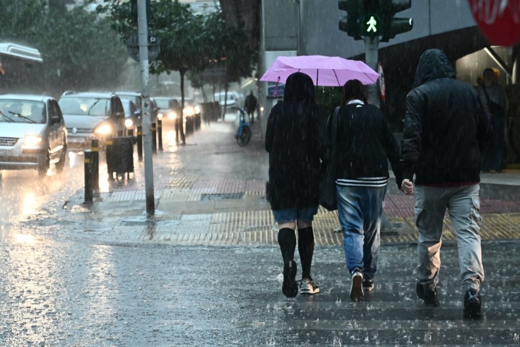 Άστατος ο καιρός έως την Κυριακή με βροχές και καταιγίδες – Ποιες περιοχές θα επηρεαστούν