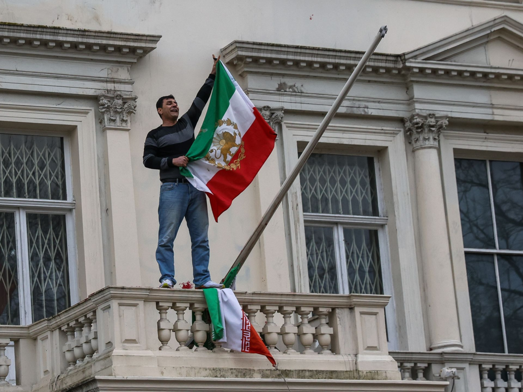 Βίντεο: Διαδηλωτής στο Λονδίνο σκαρφάλωσε στο μπαλκόνι της πρεσβείας του Ιράν και κατέβασε τη σημαία