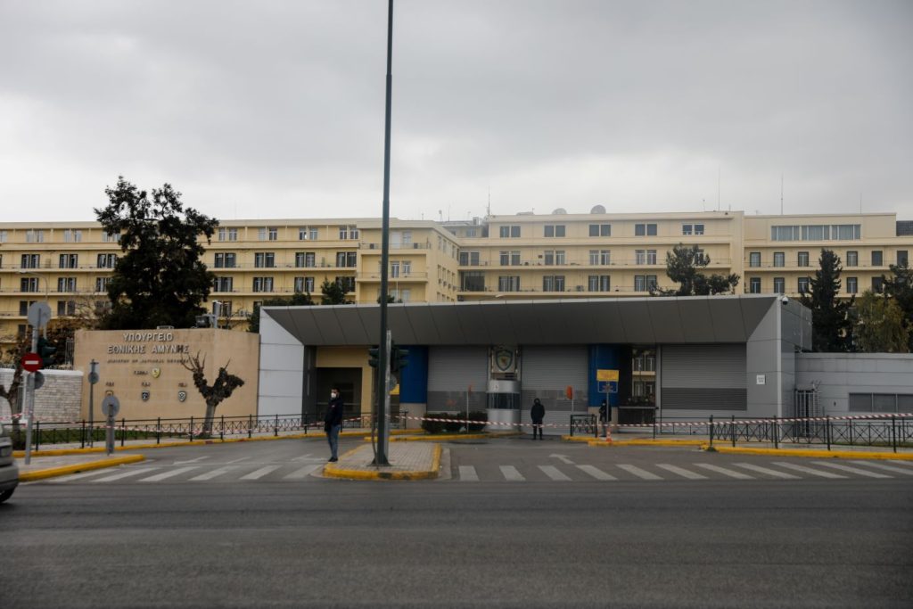 ΣΑΓΕ: Έκτακτες κρίσεις ανώτατων αξιωματικών – Ποιοι αποστρατεύονται και ποιοι παραμένουν