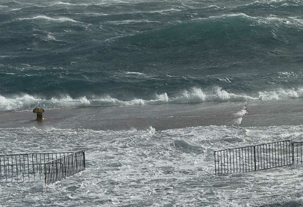 Τήνος: Κύματα παρέσυραν σταθμευμένα αυτοκίνητα στο λιμάνι του νησιού (βίντεο)