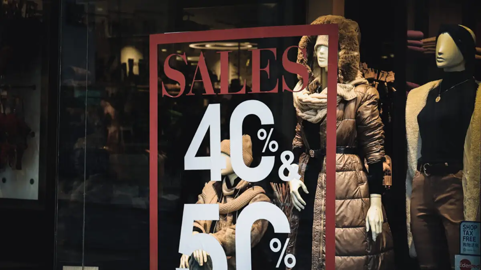 Αύριο κάνουν «πρεμιέρα» οι χειμερινές εκπτώσεις: Ποιες Κυριακές θα είναι ανοιχτά τα καταστήματα