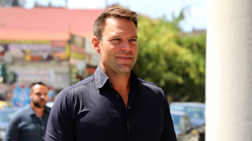 Σ.Κασσελάκης: «Έχασα μια κομματική μάχη σε ένα μπουζουξίδικο με μπράβους της νύχτας»