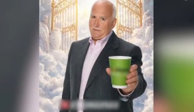 Αντιδράσεις προκάλεσε διαφήμιση καταστήματος στη Μεσσήνη: Δείχνει τον Γ.Παπαδάκη να κρατά καφέ στον παράδεισο!