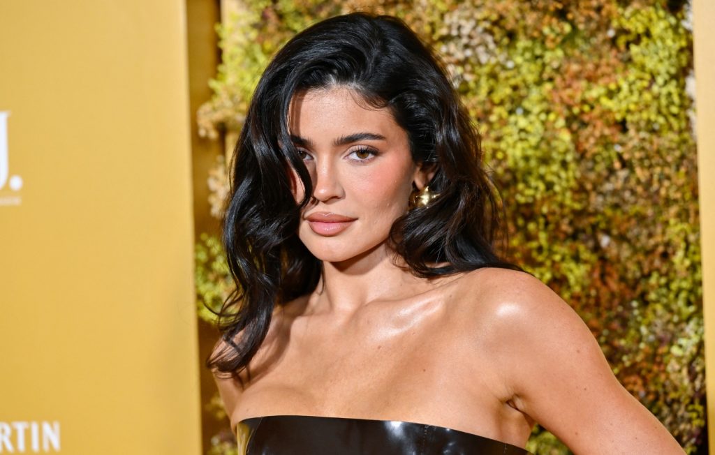 Η σέξι εμφάνιση της Κ.Τζένερ με χρυσό φόρεμα και διαμάντια 100 καρατίων στις Χρυσές Σφαίρες (βίντεο)