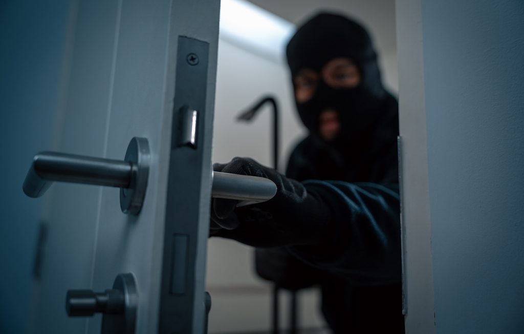 Καμίνια: Συνελήφθησαν τρεις νεαροί που εισέβαλαν στο σπίτι 97χρονης με κουκούλες full-face και λοστό