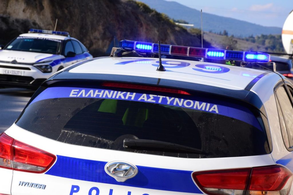 Ένταση στον Ασπρόπυργο: Oμάδα ατόμων έβαλε φωτιές στον δρόμο και πέταξε πέτρες σε λεωφορείο και περιπολικά