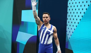 Λ.Πετρούνιας: Η στιγμή που ανεβαίνει στην σκηνή τσίρκου και κάνει μια εντυπωσιακή τούμπα (βίντεο)