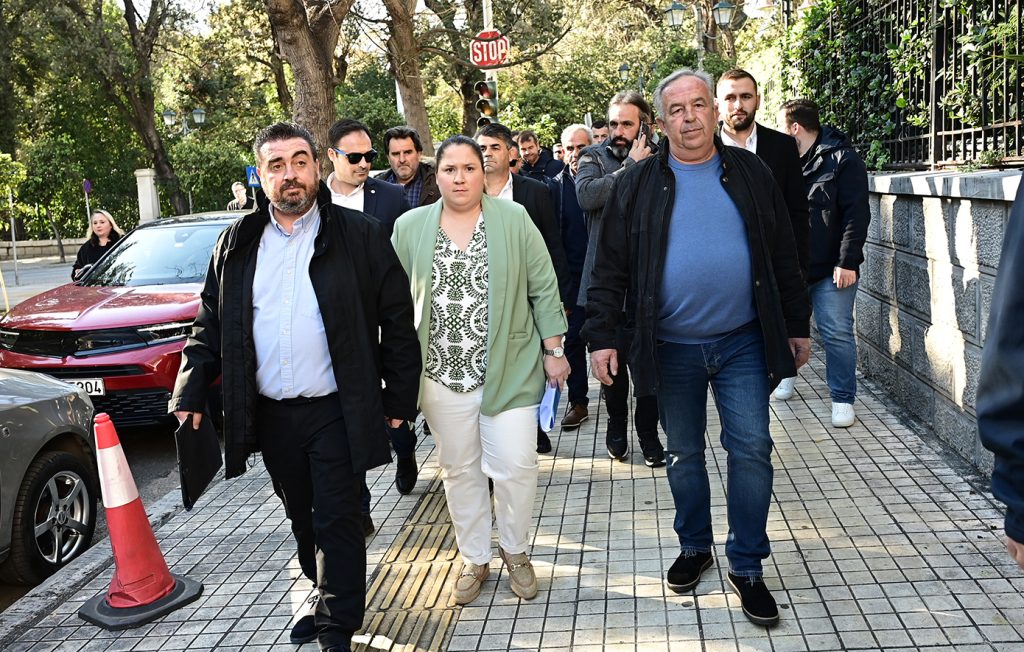 Στο Μαξίμου οι αγρότες 14 μπλόκων για να συναντηθούν με τον πρωθυπουργό Κ.Μητσοτάκη