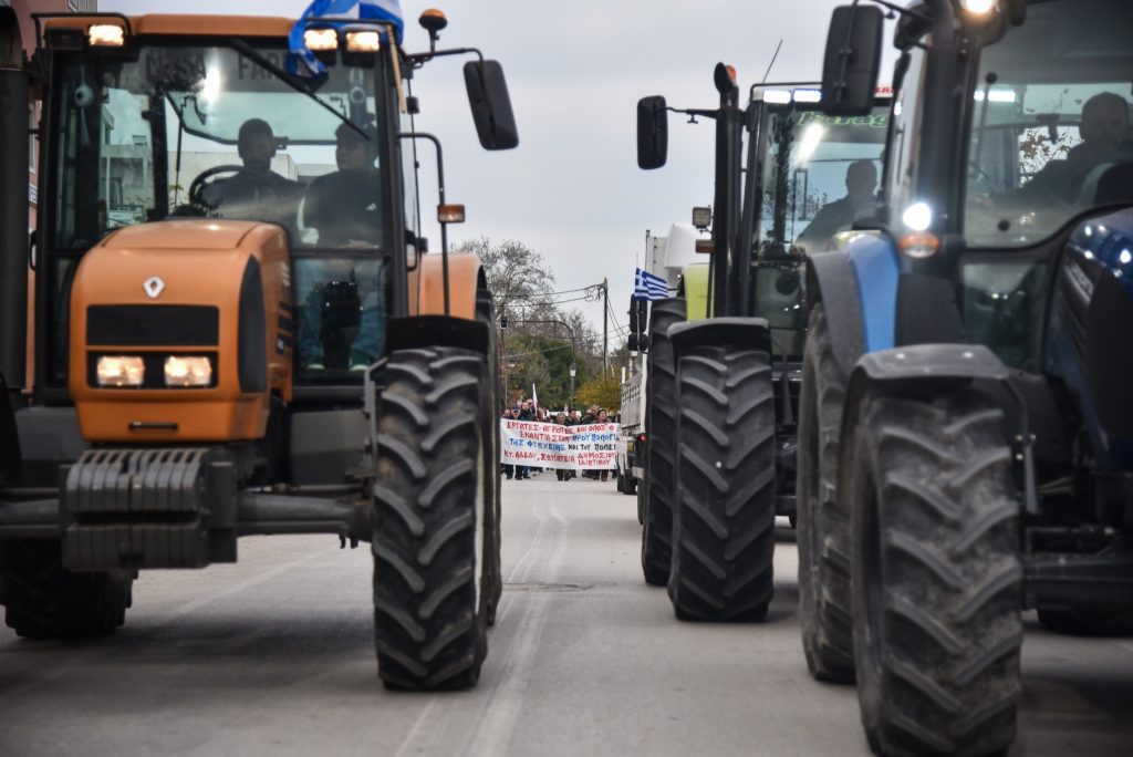 Έσκασαν τα λάστιχα στα τρακτέρ αγροτών από το μπλόκο της Νίκαιας που πήγαν στη συνάντηση με τον Κ.Μητσοτάκη