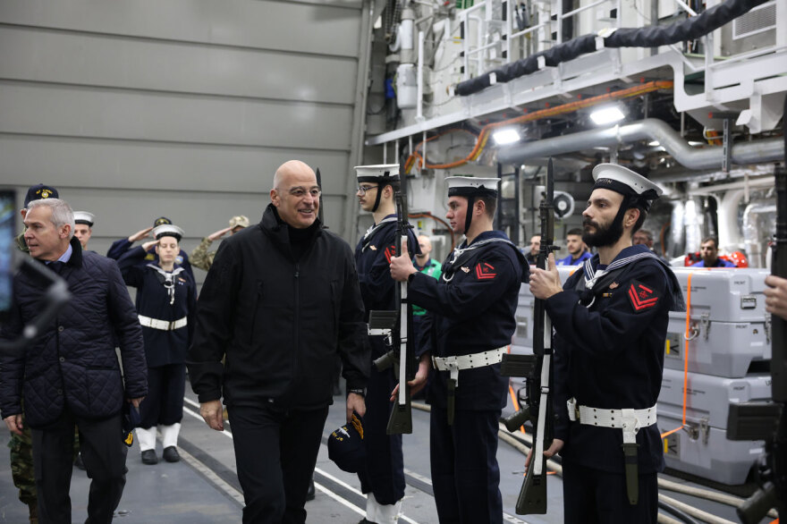 Ο υπουργός Εθνικής Άμυνας Νίκος Δένδιας βρίσκεται ήδη στη φρεγάτα FDI «Κίμων» – Όλα έτοιμα για την υποδοχή (live)