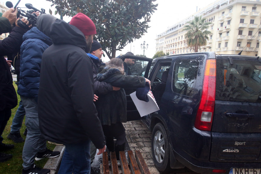 Θεσσαλονίκη: Ένταση έξω από το Ολύμπιον κατά τη διάρκεια παρουσίασης του βιβλίου Α.Τσίπρα – 6 συλλήψεις (βίντεο)