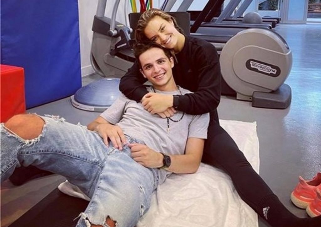 Η Μαρία Σάκκαρη αποκάλυψε πότε θα γίνει ο γάμος της με τον Κωνσταντίνο Μητσοτάκη