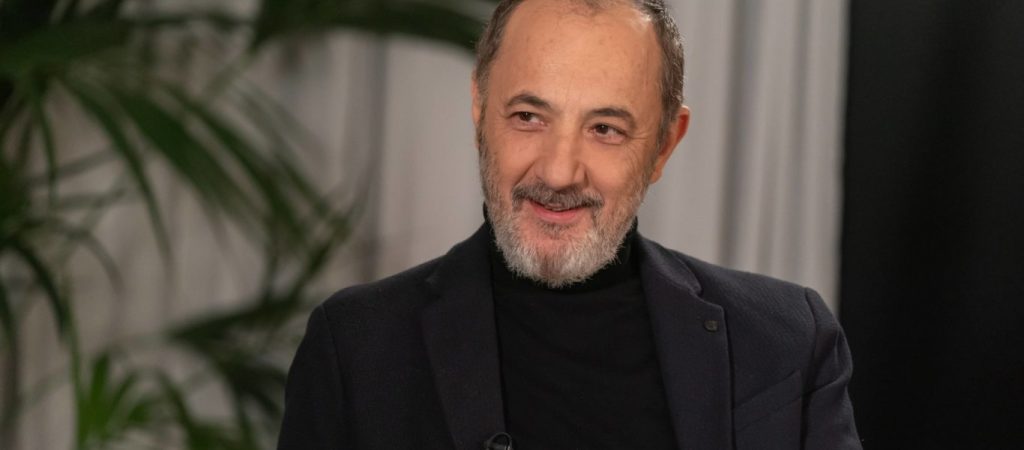 Σ.Μάινας: «Δεν τον γνώρισα πολύ τον πατέρα μου – Είχαμε σχέσεις από την ενηλικίωσή μου και μετά»