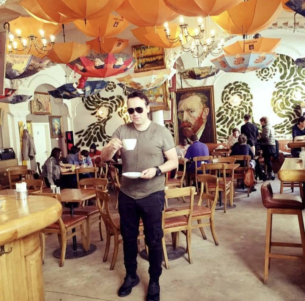 Το Fatsabook ταξιδεύει στο Βουκουρέστι: Ένα επεισόδιο γεμάτο ιστορία – Απόψε στις 22:00 στο Extra PRONEWS