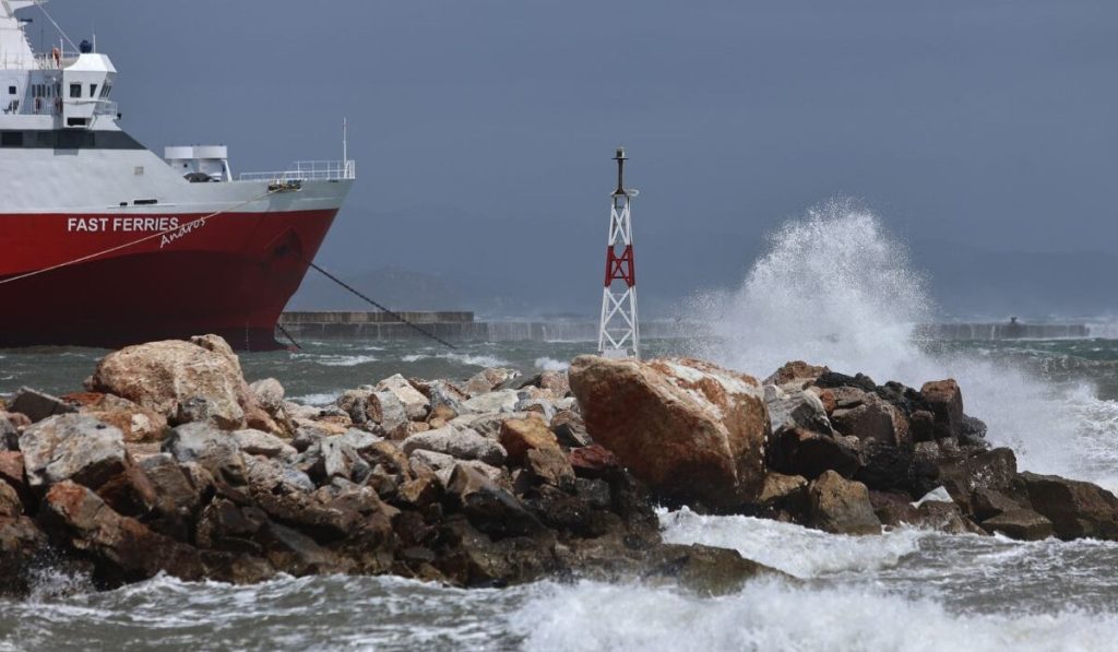 Απαγορευτικό απόπλου σε Πειραιά, Ραφήνα και Λαύριο λόγω της κακοκαιρίας