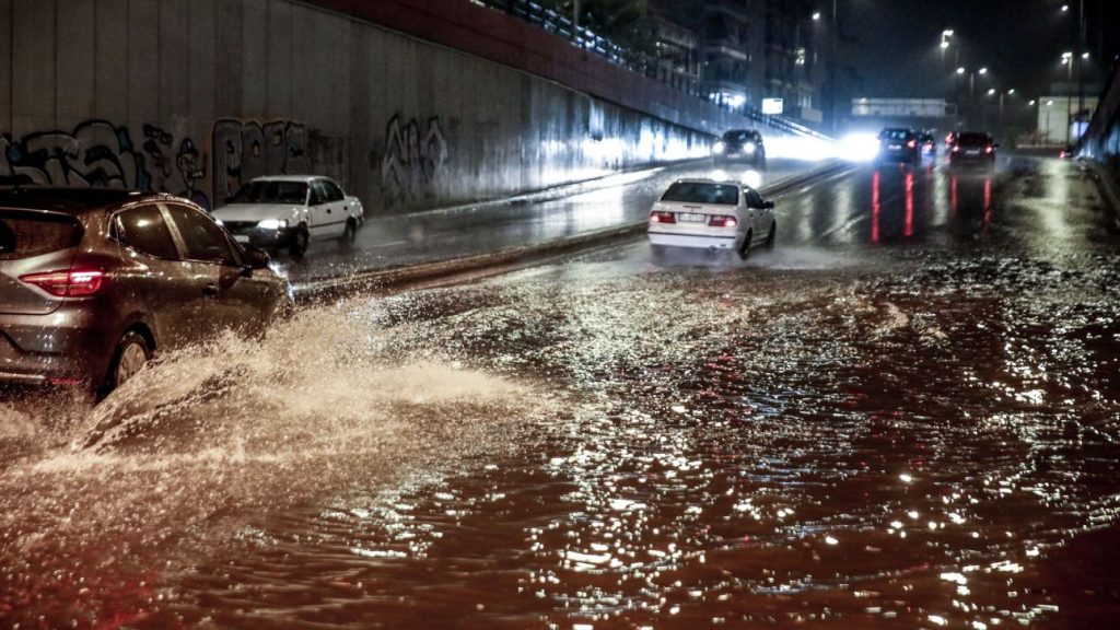 Νεκρή γυναίκα στη Γλυφάδα: Παρασύρθηκε από τα ορμητικά νερά και βρέθηκε «σφηνωμένη» κάτω από ΙΧ