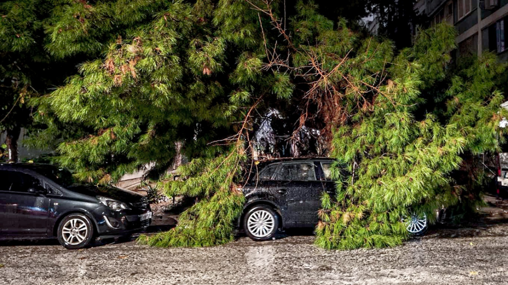 Βάρη: Κόπηκε στα δύο ο δρόμος – Παρασύρθηκαν αυτοκίνητα λόγω των ορμητικών νερών (βίντεο)