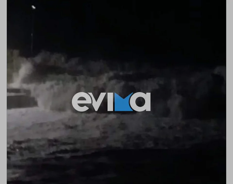 Βίντεο: Η κακοκαιρία «σφυροκοπά» στην Εύβοια – Μανιασμένα κύματα σκεπάζουν το λιμάνι της Κύμης