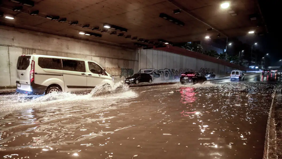 Πολλά τα προβλήματα από την κακοκαιρία: Ξεπέρασαν τις 360 οι κλήσεις για πλημμυρικά φαινόμενα