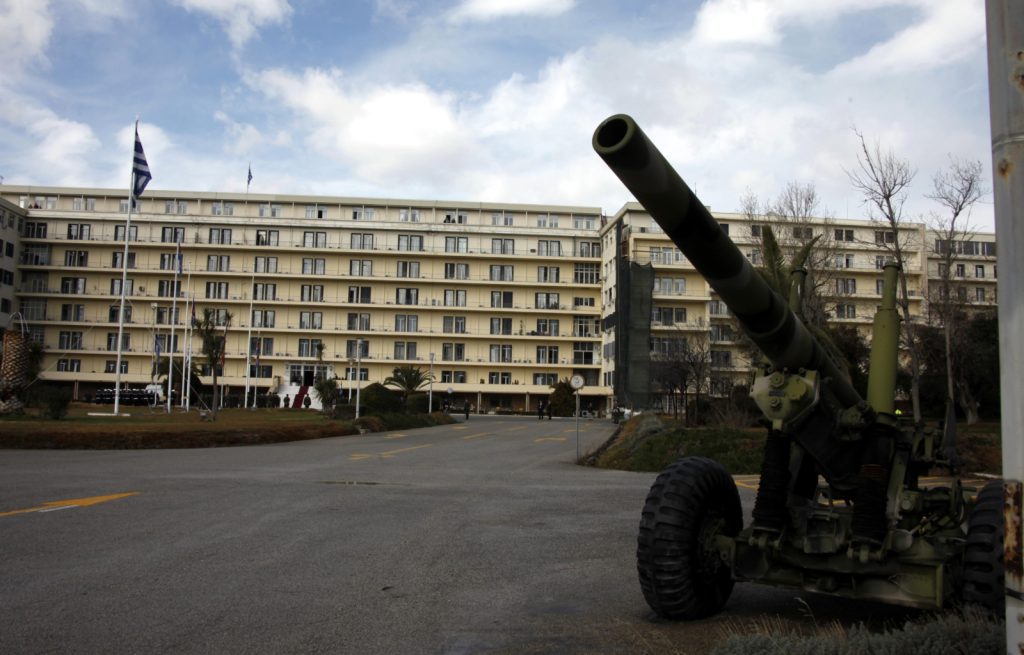 Το ΥΠΕΘΑ διαψεύδει τα δημοσιεύματα περί πώλησης του κτιρίου του Πολεμικού Ναυτικού στην Πλατεία Κλαυθμώνος