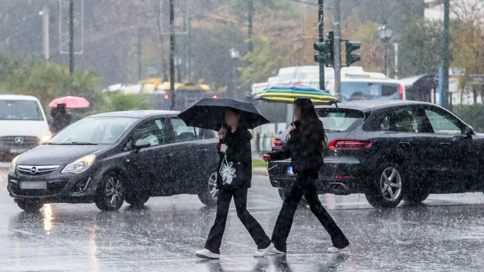 Η ΕΜΥ εξέδωσε έκτακτο δελτίο επιδείνωσης του καιρού: Πορτοκαλί προειδοποίηση για ισχυρές βροχές και καταιγίδες