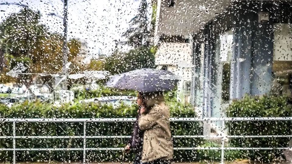 Τρία διαδοχικά κύματα κακοκαιρίας θα «χτυπήσουν» τη χώρα: «Έρχονται» βροχές και ισχυροί άνεμοι