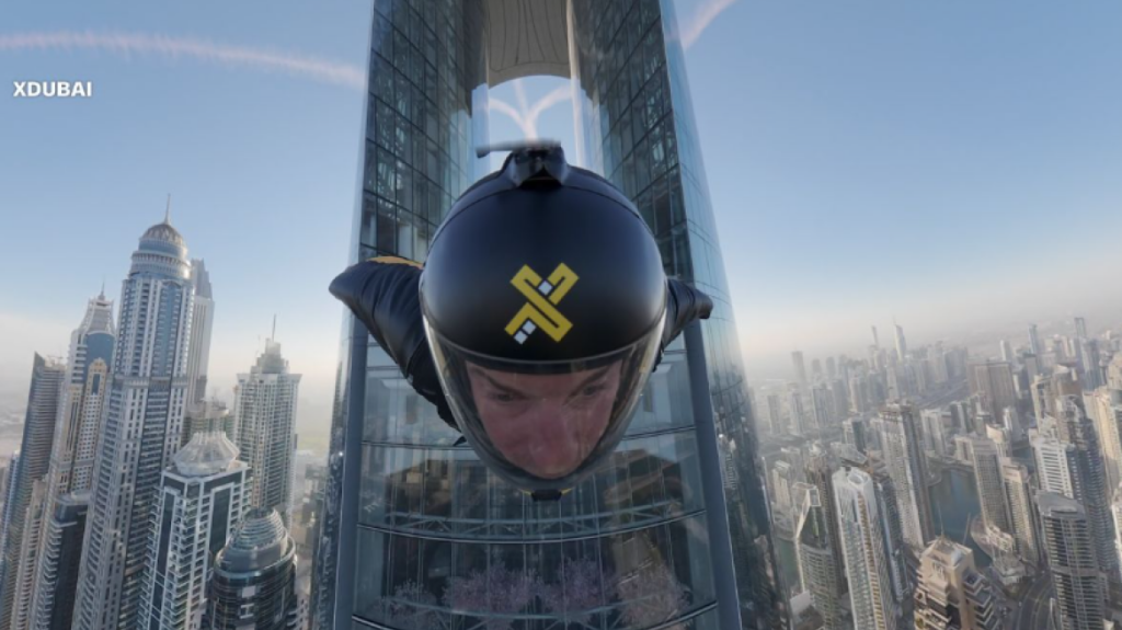ΗΑΕ: Η στιγμή που skydiver περνά μέσα από την «τρύπα της βελόνας» στο ψηλότερο ξενοδοχείο στον κόσμο (βίντεο)