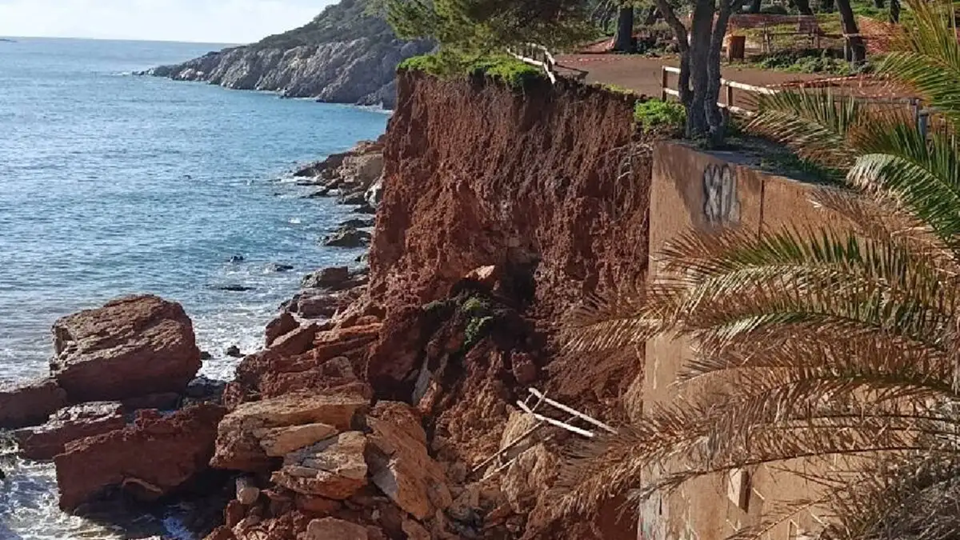 Κατολίσθηση στα Κανάρια Βάρκιζας μετά τις βροχές (βίντεο)