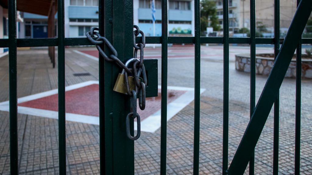 Πέταξαν αυγά και καπνογόνα σε Λύκειο στην Κρήτη – Φώναζαν στον διευθυντή να βγει έξω