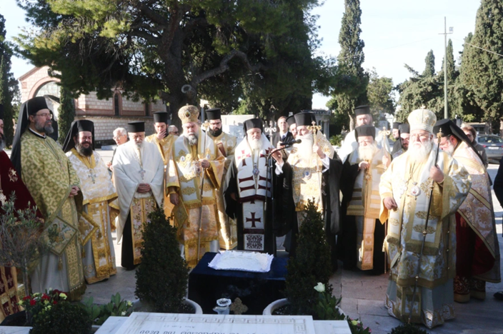 Σαν σήμερα πριν 18 χρόνια εκοιμήθη ο Αρχιεπίσκοπος Χριστόδουλος: Επιμνημόσυνη Δέηση στο Α’ Νεκροταφείο (φώτο)