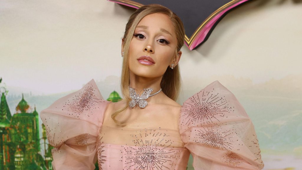 Κάποιος το παράκανε με το photosop: Η Αριάνα Γκράντε εμφανίστηκε με… έξι δάχτυλα σε φωτογράφιση περιοδικού!