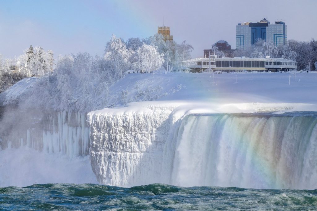 Πάγωσαν οι καταρράκτες του Νιαγάρα αλλά μόνο στην καναδική πλευρά (βίντεο)