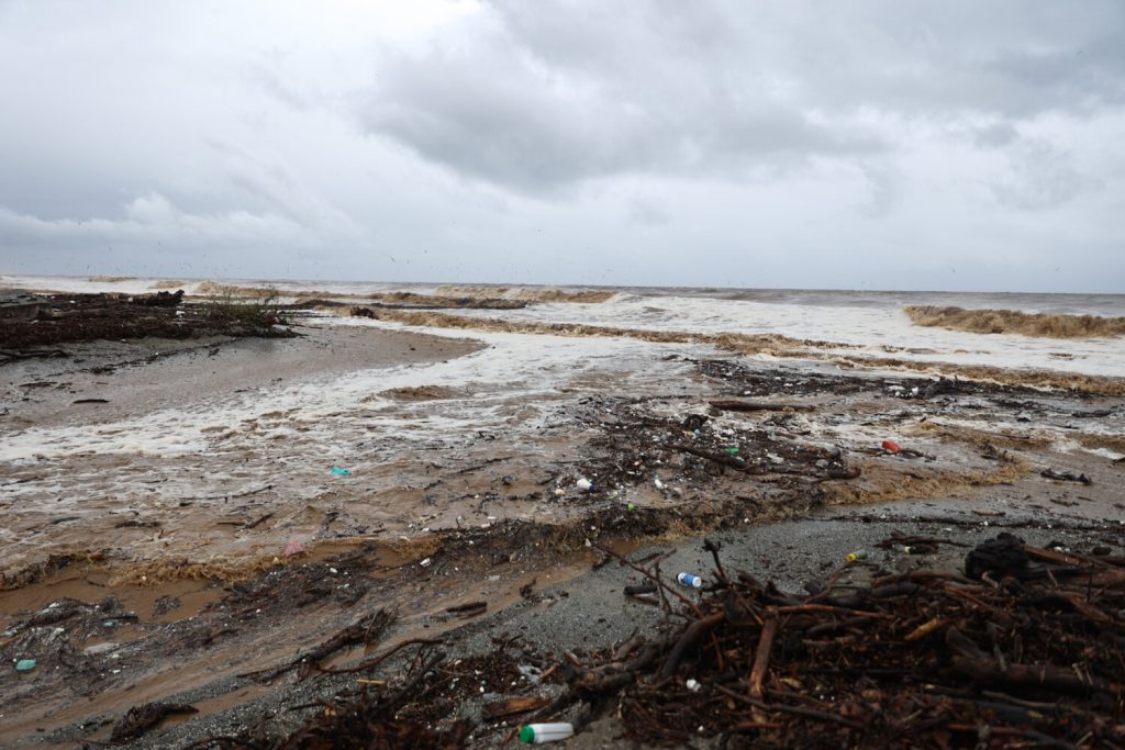 Σαρωτικό το πέρασμα της κακοκαιρίας σε Λάρισα, Σαντορίνη και Κεφαλονιά (φωτο – βίντεο)