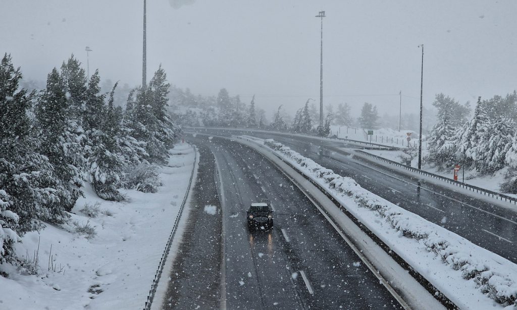 Με αντιολισθητικές αλυσίδες η κυκλοφορία των οχημάτων λόγω χιονόπτωσης στα Γρεβενά, Καστοριά, Κοζάνη και Φλώρινα