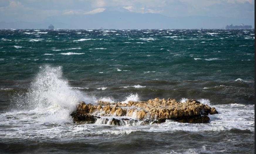 Κάρπαθος: H στιγμή που πλοίο «παλεύει» με τα κύματα για να δέσει στο λιμάνι (βίντεο)