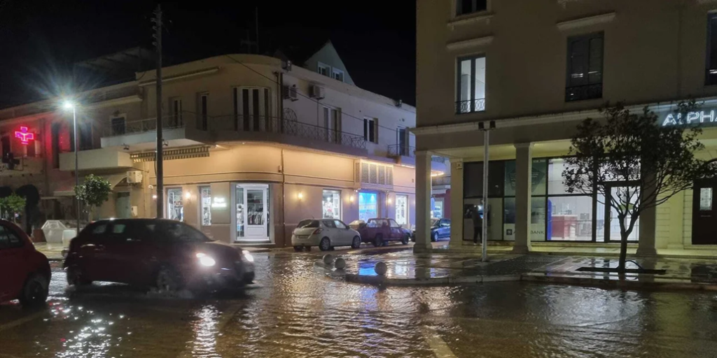 «Ποτάμια» οι δρόμοι στην Κεφαλονιά από την βροχόπτωση: Πλημμύρες στην παραλιακή ζώνη του Αργοστολίου (βίντεο)