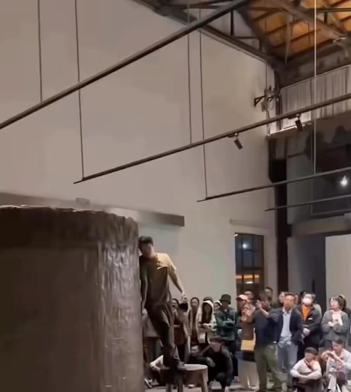 H «Rotating Mud» (περιστρεφόμενη λάσπη) πουλήθηκε για 8,2 εκατομμύρια δολάρια! (βίντεο)