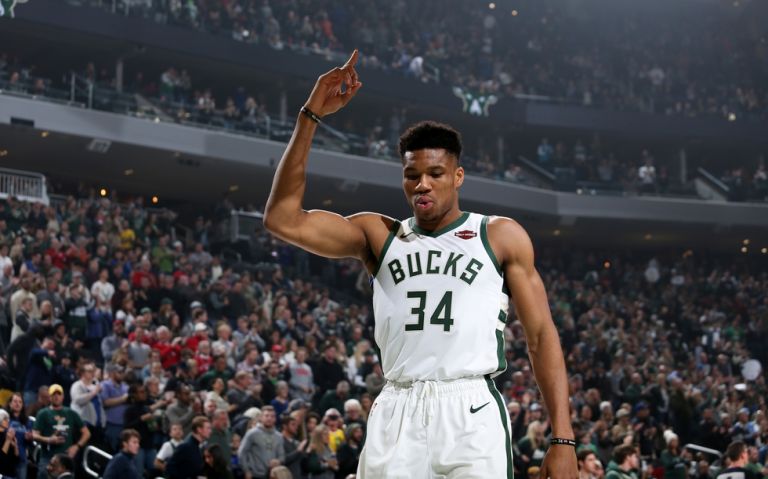 Γ.Αντετοκούνμπο: Αποθεώθηκε από τους Μπακς μετά την ανακοίνωση της παραμονής του στην ομάδα