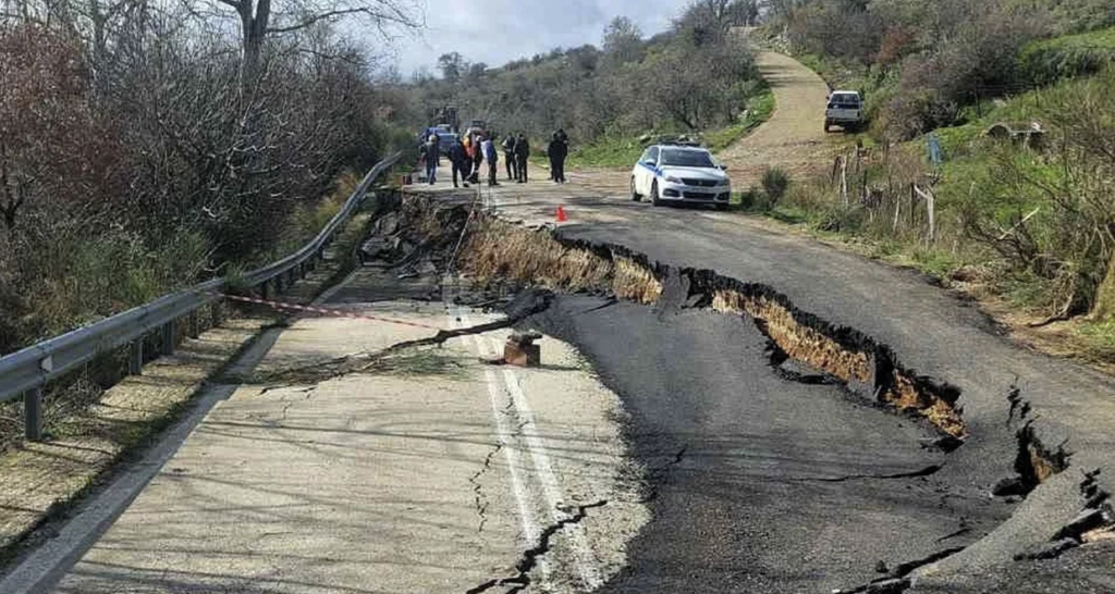 «Κόπηκε» στα δύο η Πατρών – Τριπόλεως λόγω της καθίζησης: Οι κάτοικοι μεταφέρουν με τα πόδια τρόφιμα