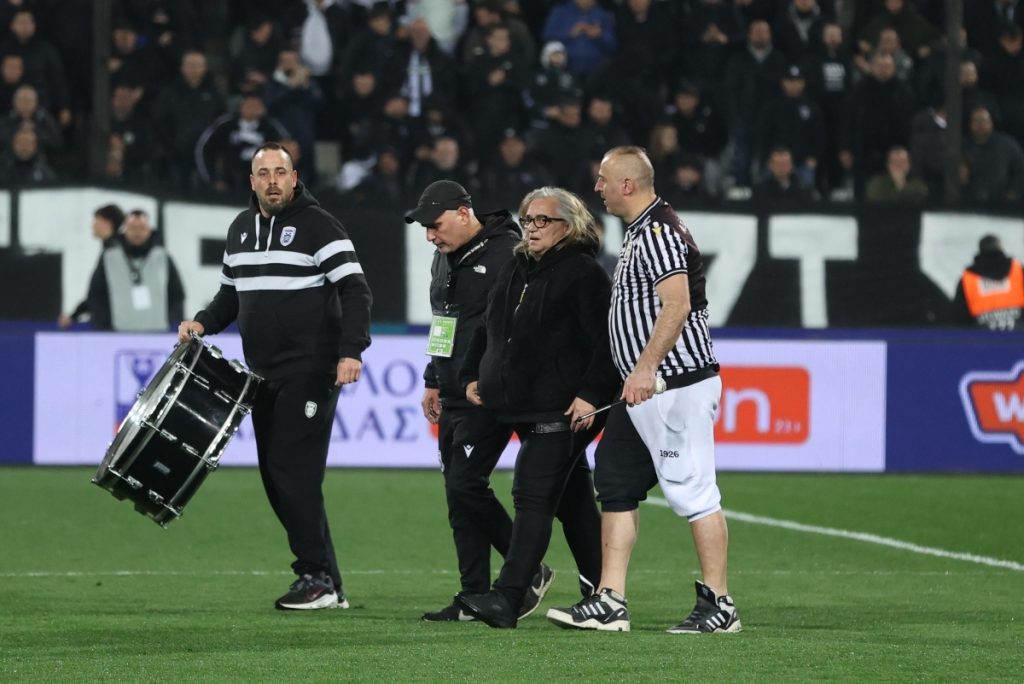 Ανατριχίλα στην Τούμπα: Η μητέρα οπαδού του ΠΑΟΚ που σκοτώθηκε στη Ρουμανία χτύπησε το τύμπανο πριν τη σέντρα