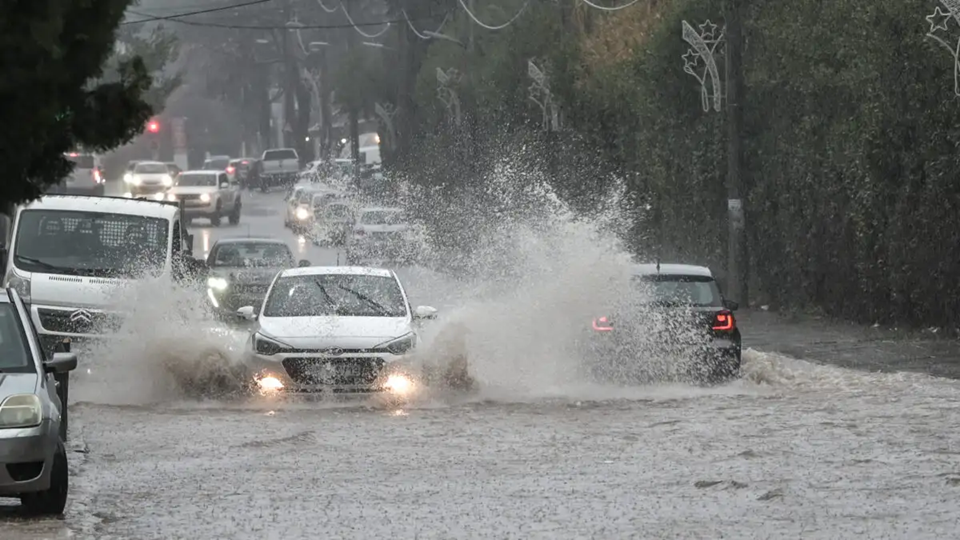 Έκτακτο δελτίο επιδείνωσης του καιρού από την ΕΜΥ: «Έρχεται» διπλή κακοκαιρία με καταιγίδες και θυελλώδεις ανέμους