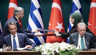 Βίντεο: Ο Κ.Μητσοτάκης σκουπίζει την μύτη του και βάζει το χρησιμοποιημένο μαντήλι μέσα στον φάκελο των συμφωνιών!