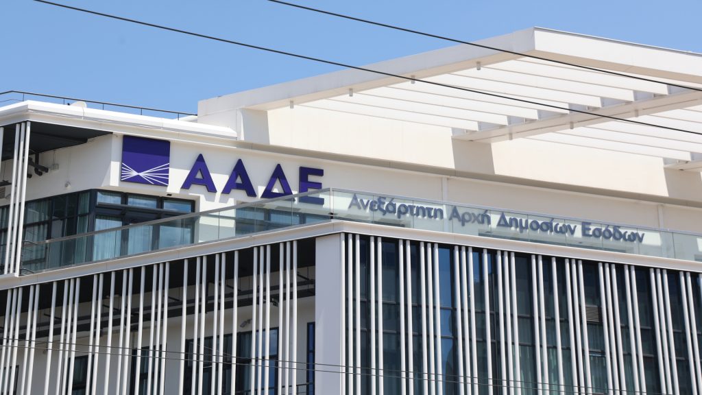 Συνελήφθη γνωστός επιχειρηματίας αλυσίδας εστίασης για εμπλοκή στο κύκλωμα της ΑΑΔΕ