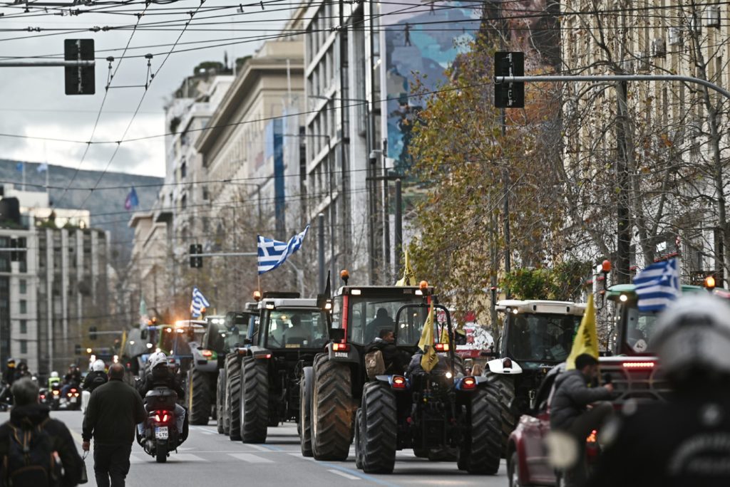 Έφτασαν στο Σύνταγμα οι αγρότες και τα τρακτέρ – Με χειροκροτήματα και καπνογόνα