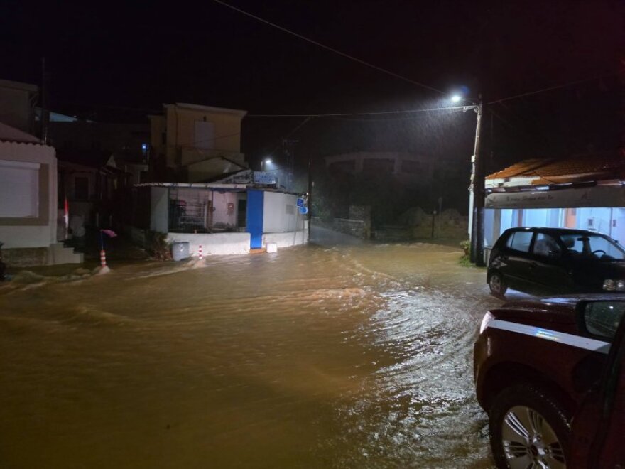 Σφοδρές βροχοπτώσεις σε Χίο και Κρήτη: Πλημμύρισαν δρόμοι και σημειώθηκαν κατολισθήσεις – Δείτε εικόνες